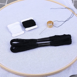 50 pz/<span class=keywords><strong>set</strong></span> Kit di fili da ricamo in cotone poliestere bianco e nero per artigianato fai da te - Product Image 4