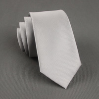 Cravates en polyester fines et unies de 6 cm pour hommes, style classique professionnel, couleur unie, design de logo étroit, emballées dans des boîtes cadeaux – Vente en gros