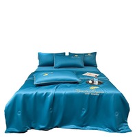 Couette rafraîchissante en soie glacée pour l'été avec garnissage antibactérien, style minimaliste moderne, ensemble de literie lavable quatre pièces pour usage domestique