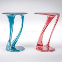 Table basse moderne en FRP rouge avec structure en Z unique, style artistique et moderne pour salon contemporain, salon élégant