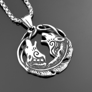 Yunnique – collier avec pendentif double tête de loup en acier inoxydable pour hommes, design asymétrique, bijoux cadeau - Product Image 2