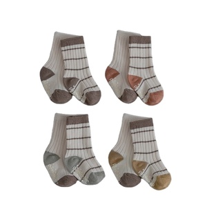 Chaussettes Peekaboo Gelato, lot de 2 couleurs pour bébé et tout-petit, tricotées, douces, respirantes, en tissu maillé, semelle antidérapante, nouveau-né, 12 mois - Product Image 1