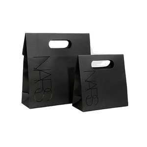 Bolsa Negra Personalizada <span class=keywords><strong>de</strong></span> Lujo Hecha <span class=keywords><strong>a</strong></span> <span class=keywords><strong>Mano</strong></span> con Estampado en Dorado, Relieve, Laminación Mate y Brillante, Recubrimiento UV para Prendas - Product Image 1