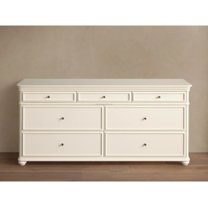 Cómoda Ancha de 7 Cajones, Gabinete de Almacenamiento para Dormitorio de Roble Blanco Sólido con Tiradores de Latón Antiguo y Cajones con Cierre Suave - Product Image 4