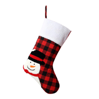 Chaussettes de Noël brodées avec bordure en fourrure Sherpa, motif Père Noël, bonhomme de neige, renne, cheminée, décoration de la maison, cadeau