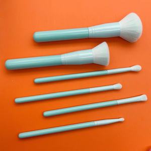 Ensemble de 6 pinceaux de maquillage en poils synthétiques avec manche en bois, pinceau plat et pinceau éventail pour le visage, les yeux, le correcteur, le fond de teint et l'application du rasoir - Product Image 1