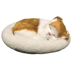Animal en peluche doux et réaliste pour chat respirant endormi avec tapis jouet pour chat respirant en peluche