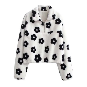 Abrigo de Cuello Alto para Mujer, Tejido de Poliéster Cálido, con Estampado de Ovejas en Blanco y Negro - Product Image 2
