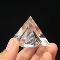 Großhandel Ägyptische Mini Transparente Kristallglas-Pyramide Briefbeschwerer Handgeschnitztes Andenken Geschenk Kristall Hohle Pyramide