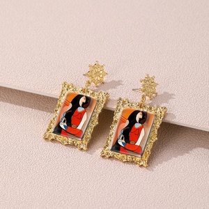 Orecchini retrò <span class=keywords><strong>con</strong></span> montatura dorata e disegni astratti a forma di lacrima, raffiguranti una <span class=keywords><strong>donna</strong></span> altamente emotiva in un famoso dipinto. - Product Image 6