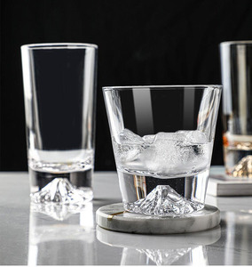 Matériau en cristal à fond épais, version <span class=keywords><strong>de</strong></span> boîte-cadeau <span class=keywords><strong>de</strong></span> style montagne <span class=keywords><strong>de</strong></span> neige personnalisable du verre à whisky - Product Image 1