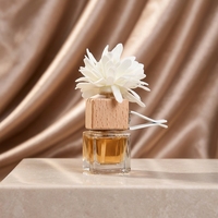 Botol Parfum Kaca Mewah Bentuk Kotak dengan Desain Bunga, Tutup Sekrup Cetak Sablon, Aksesori Aromaterapi Mobil untuk Kemasan Hadiah