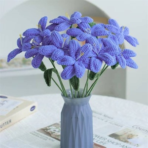 Ramo de Lirios de Ganchillo Hechos a Mano, Flores de Lana Coloridas con Tallos Verdes de Tela para Decoración del Hogar - Product Image 6