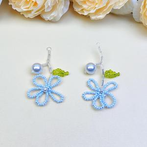 Pendentif tendance pour femme, motif fleurs ajourées, bleu doux, idéal pour mariages et sacs à dos, vente en gros - Product Image 3