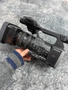 Caméra de <span class=keywords><strong>conférence</strong></span> Sony FDR-AX1E 4K avec <span class=keywords><strong>zoom</strong></span> 10x, 90% neuve - Product Image 1