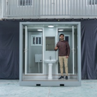 Unité de toilettes mobiles préfabriquées écologiques avec structure en acier durable, panneau sandwich, lavabo et porte verrouillable pour extérieur et parcs