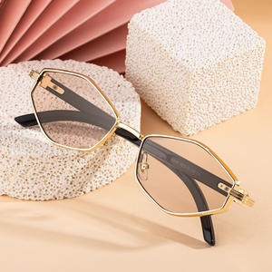 Gafas de Sol Poligonales para Mujer Cy-8898, Montura Metálica Negra, Protección UV400, Estilo Urbano Moderno - Product Image 2