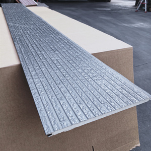 Panneaux sandwich isolés en PU de qualité supérieure pour revêtement mural extérieur, pour la construction de chambres et de maisons conteneurs extérieures en usine - Product Image 1