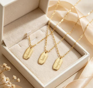 Collar de Acero Inoxidable con Baño de Oro PVD Personalizado, Collar con <span class=keywords><strong>la</strong></span> Escritura 'Amado por <span class=keywords><strong>Dios</strong></span>', Joyería Cristiana, Regalo Religioso - Product Image 3