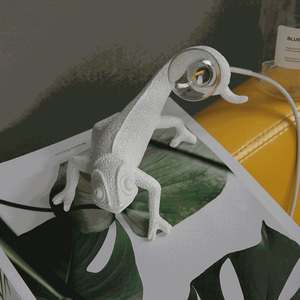Lampe de bureau chameleon au design nordique moderne, lampe de table créative en résine pour salon et chambre à coucher - Product Image 5