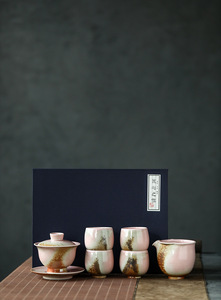 Service à thé Kung Fu en bois de 6 pièces, avec glaçure craquelée rouge et motif rose, comprenant une coupelle de présentation en forme de bol. - Product Image 5