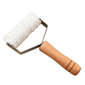 Cortador de Pizza Plegable Multifunción de Metal al por Mayor con Mango de Madera y Rodillo para Masa, Herramientas de Cocina para Hornear - Product Image 1