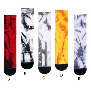 Calzini <span class=keywords><strong>da</strong></span> <span class=keywords><strong>Donna</strong></span> con Stampa Tie-Dye, Stile Streetwear, in Cotone Traspirante, Versatili per Sport e Casual - Product Image 2