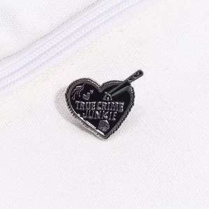 True Crime Junkie Heart Pin-Broche de aleación de diseño de texto de estilo punk para accesorios de atuendo únicos - Product Image 2