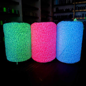 Produzione di fabbrica grossista bagliore al buio filato uncinetto luminoso a mano per maglieria per natale regalo di capodanno - Product Image 1
