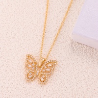 Collier élégant de luxe avec pendentif papillon en or et incrustation de zircone, chaîne de clavicule en acier inoxydable, accessoires tendance élégants pour les fêtes