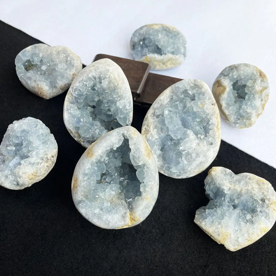 Vente en gros de pierres de guérison brutes naturelles de haute qualité Geodes de célestites de cristal Amas de célestites bleues