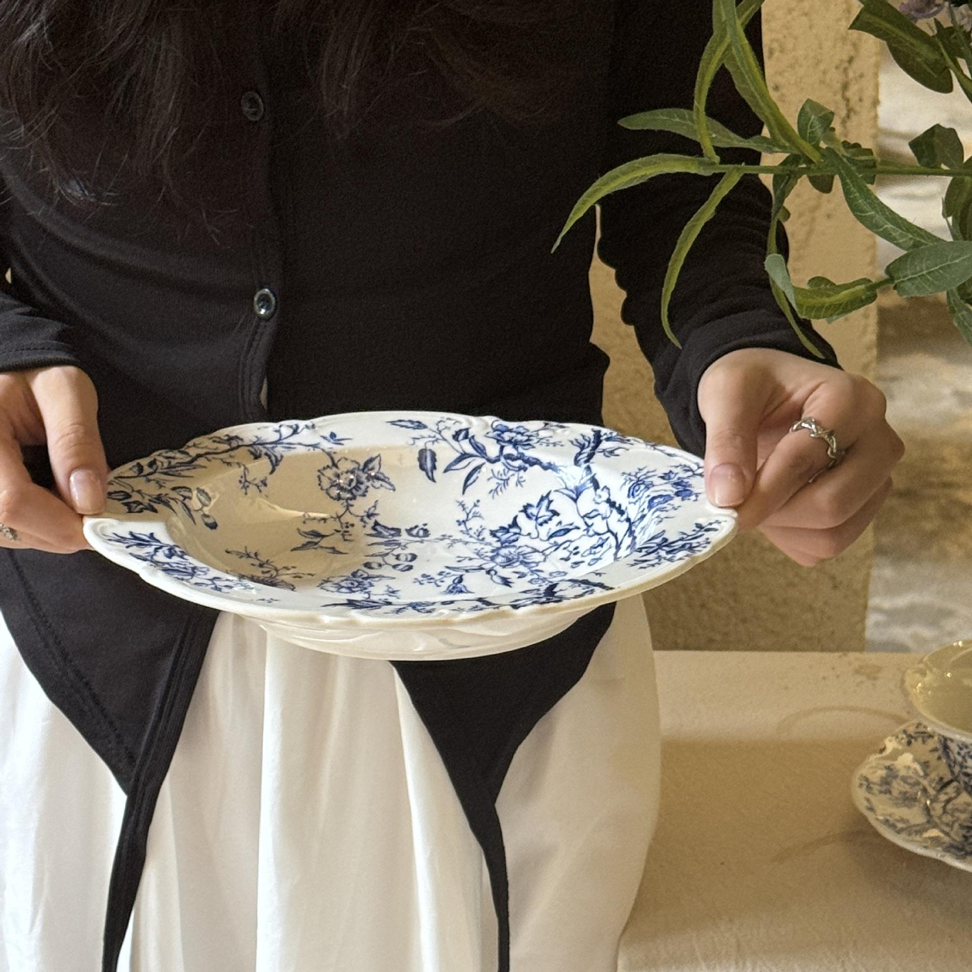 จานซุปสีน้ำเงินและสีขาวมีขนาด 23.5*3.5