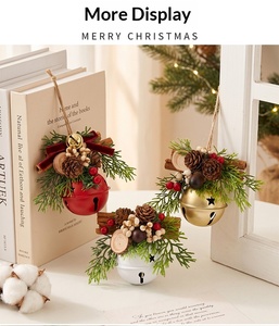 Kerstboomhangende krans met gouden bel, rode fluwelen strik en kunstmatige dennentakken - Product Image 2