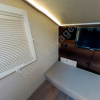 Remorque de camping familiale moderne et légère pour le transport facile, 4x4, en aluminium gris argenté, capacité de couchage pour 2 personnes, réservoir d'eau de 40 L