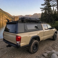 Capot de camion de style camping-car tout-terrain rigide avec porte arrière relevable en verre et fenêtres latérales, doté d'un porte-bagages de toit intégré