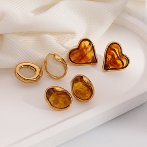 Pendientes de botón con forma de corazón de resina ámbar, chapados en oro de 18k, de acero inoxidable, joyería de moda para mujer - Product Image 2