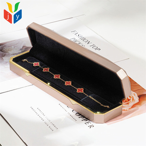 Элитная шкатулка для украшений из лакированного дерева с золотым покрытием, светодиодной подсветкой, черным бархатом и возможностью нанесения логотипа на заказ. Для кулонов, браслетов и длинных цепочек. - Product Image 6