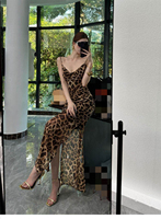 Robe longue maxi moulante pour femme à imprimé léopard, bretelles spaghetti, dos lacé, décolleté plongeant en V, fente latérale, pour soirée et vacances