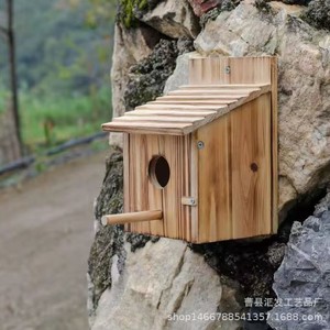 Nichoir à oiseaux en bois rectangulaire en pin durable pour l'extérieur - Product Image 1
