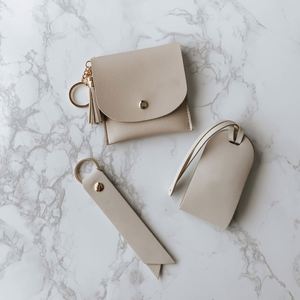 Étiquette de suivi de bagages en cuir crème avec lettre pour avion - Product Image 3