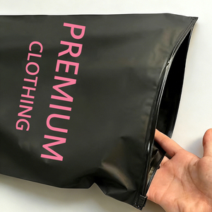 Bolsas de Envío Personalizadas con Cierre Deslizante Negro Mate, Compostables y Certificadas por GRS, Ecológicas, para Empaque de Ropa de Marca - Product Image 2