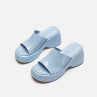 Xinzirain personnalisé 11 couleurs semelle épaisse glisser sandale bout ouvert en cuir PU sandales à talons compensés pour femmes été anti-dérapant caractéristique