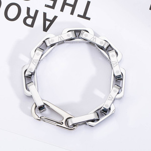 สร้อยข้อมือโซ่เหล็กไทเทเนียมทรงเรขาคณิต 21 ซม. พร้อมสลักตัวอักษร W สำหรับผู้ชาย เครื่องประดับแฟชั่น - Product Image 5