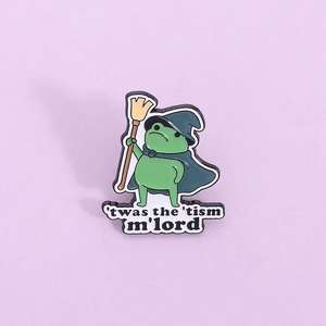 Spilla in Smalto Twas Tism MLord Frog Wizard, Lega di Zinco Placcata in Nichel Nero, Badge 3D a Forma di Rana con Scopa - Product Image 1