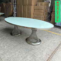 Tables de salle à manger modernes de luxe rondes en acier inoxydable pour hôtels, mariages et événements, avec plateau en verre trempé doré