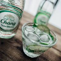 Vente en gros de boisson exotique Thaïlande eau gazeuse originale importée eau gazeuse eau minérale gazeuse sans sucre 325ml