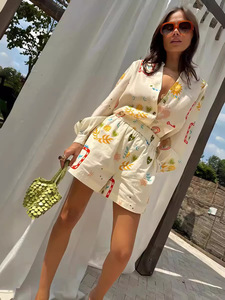 Abbigliamento da casa in <span class=keywords><strong>lino</strong></span> da donna <span class=keywords><strong>con</strong></span> <span class=keywords><strong>camicia</strong></span> stampata monopetto <span class=keywords><strong>con</strong></span> risvolto e pantaloncini stampati - Product Image 4