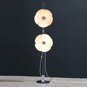 Französische Designer-Blumen-Stehlampe mit Antikblütenblättern, modern, minimalistisch, LED, Tastensteuerung, höhenverstellbar, niedrige Farbwiedergabe für - Product Image 1