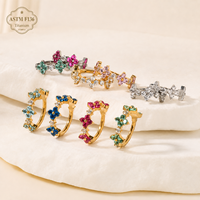 Perhiasan tindik tubuh titanium ASTM F136 dengan hiasan CZ multi bunga, model clicker hoop ring untuk hidung, septum, daith, helix, dan tulang rawan.