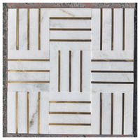 Carrelage de sol en marbre à jet d'eau avec motif de mosaïque en laiton